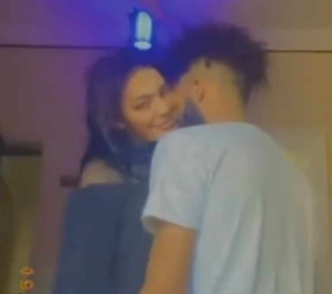 شاهد بالصورة والفيديو.. فتاة سودانية تشعل ثورة من الغضب على مواقع التواصل الاجتماعي بتصويرها مقطع مع حبيبها وهما يتبادلان العناق والأحضان واللحظات الرومانسية 10 481069833 1349762386041215 3621667864376809632 n