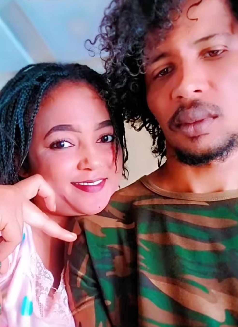 شاهد بالصورة والفيديو.. فتاة سودانية تظهر في لقطة مثيرة مع أحد أفراد الدعم السريع والجنس اللطيف يتوعد بالبحث عنها وكشفها للجهات النظامية والجمهور 10 481189342 1165871405084859 7120623557880736590 n