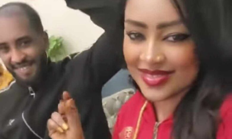 شاهد بالصورة والفيديو.. الفنان محمد بشير يظهر مع شقيقته وهو يردد أغنيته الضجة 1 481616689 619689410797000 5392587499575286965 n