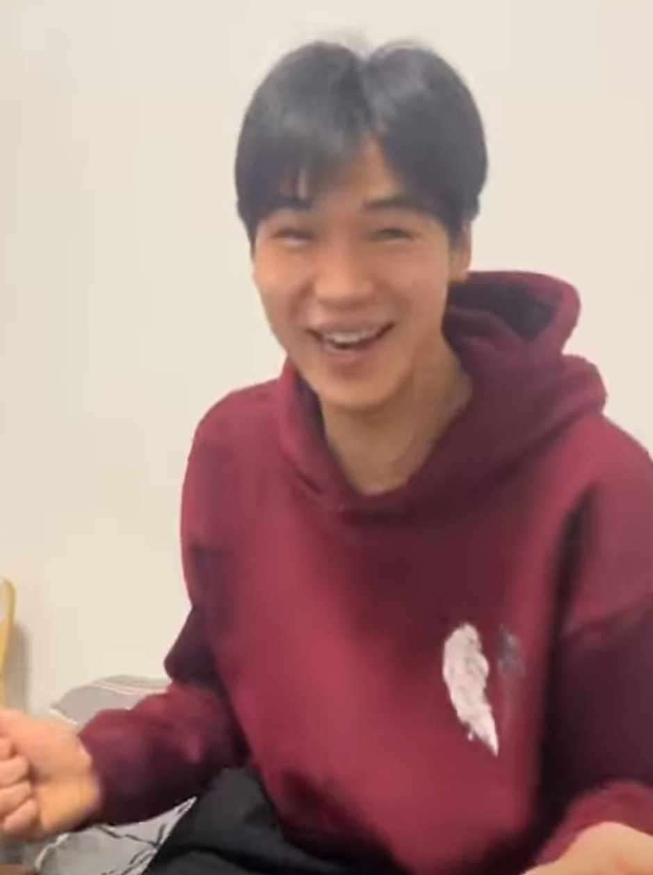 شاهد بالصورة والفيديو.. بعد ثواني من تحفيظها له.. مواطن صيني يغني ويرقص على الطريقة السودانية: (ما بسايره كضابة مافي زول دايره) 10 482155352 1038514138317997 8749165945565485440 n