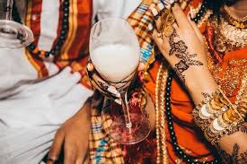 شاهد بالفيديو.. عريس سوداني يباغت عروسته الأجنبية و"يبخها" بالحليب وسط ذهولها وردة فعلها تفاجئ الجميع 1 images 1