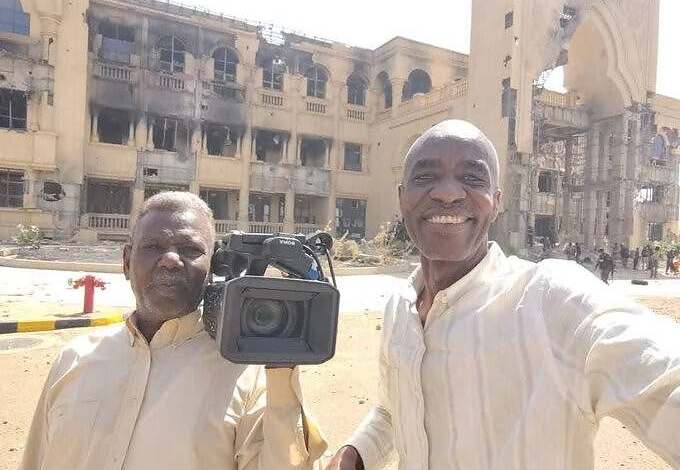 شاهد.. آخر فيديو لمدير البرامج بالتلفزيون القومي السوداني من داخل القصر الجمهوري قبل دقائق من سقوطه شهيداً رفقة زملائه 10 فاروق الزاهر