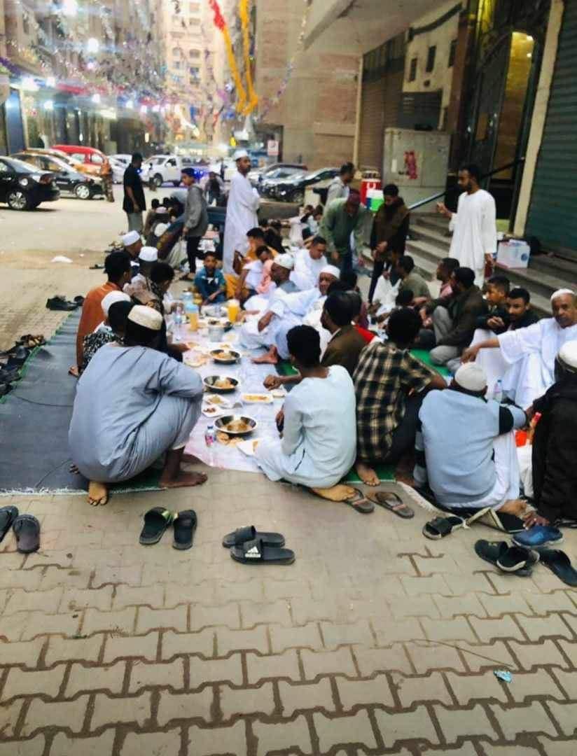 شاهد بالفيديو.. إفطار سودانيين بمنطقة "كعابيش" بحي فيصل بالقاهرة يخطف الأضواء ومتابعون: (طلعنا من السودان لكن السودان حلف ما يطلع مننا) 10 112