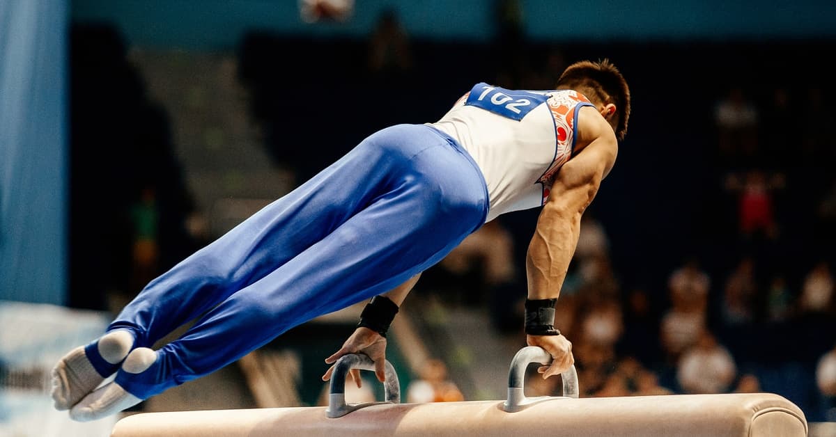 شاهد بالفيديو.. شاب سوداني يدهش جمع غفير من الحاضرين بلقطات "أكروبات" استعراضية وساخرون: (شفنا الدقن الكبيرة قلنا داخل تديهم محاضرة دينية) 10 1642422287blobid0