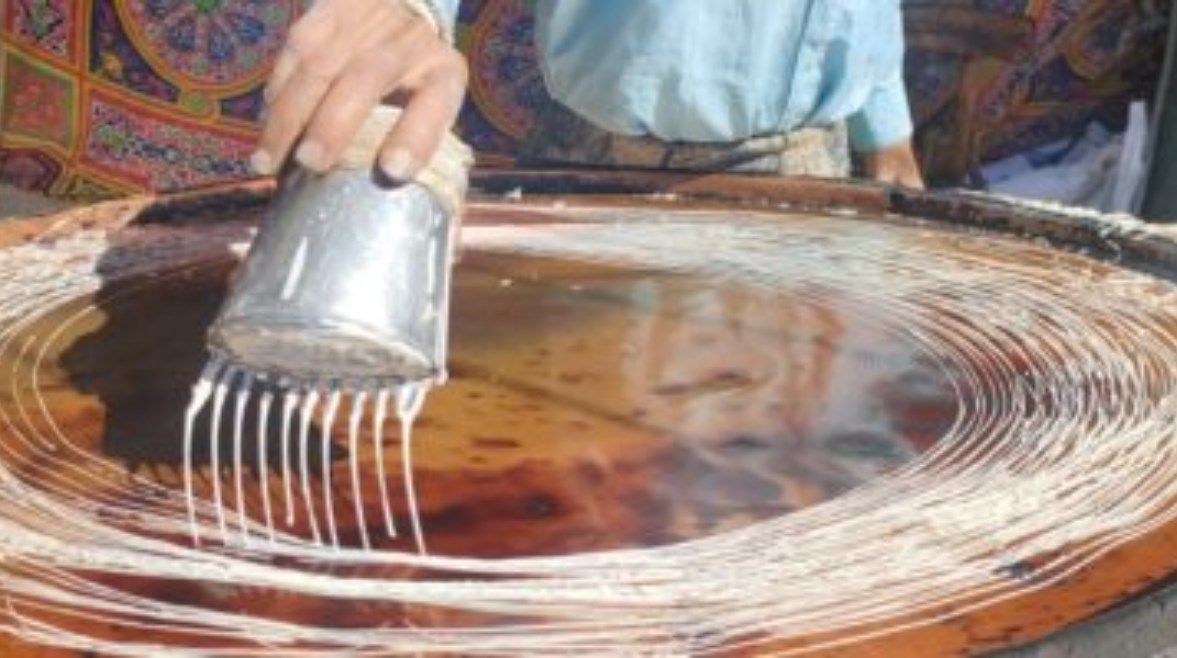 شاهد بالفيديو.. صاحب "صاج" مصري يكتب وينقش اسم السودان على "الكنافة" أثناء وضعها على النار ومتابعون: (مصر يا أخت بلادي يا شقيقة) 10 1759456377900202403201045514551