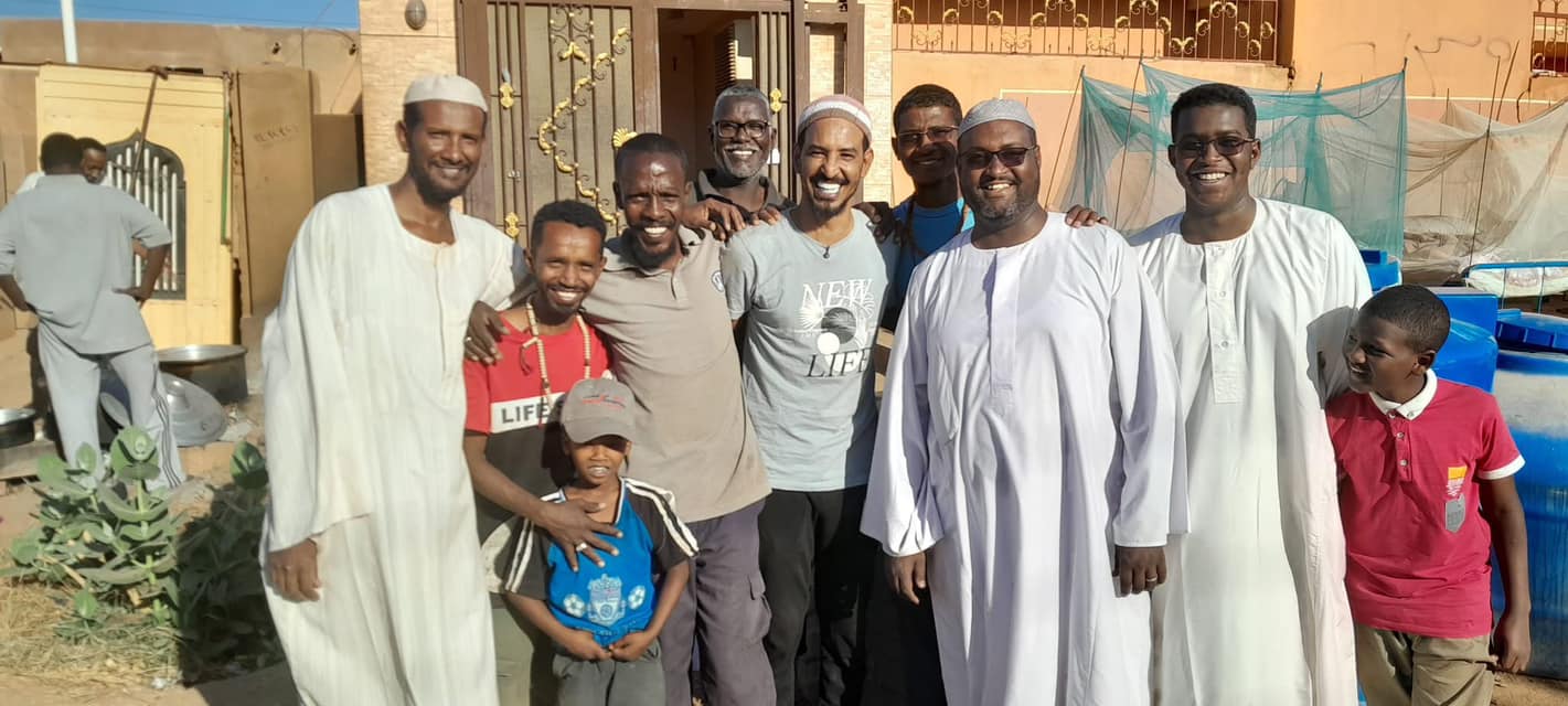 شاهد بالفيديو.. من داخل أحد مساجد "شمبات".. الفنان طه سليمان يطرب جيرانه بالحي بمدحة "مصر المؤمنة" 10 481955659 1176509657179671 1185638048283039538 n