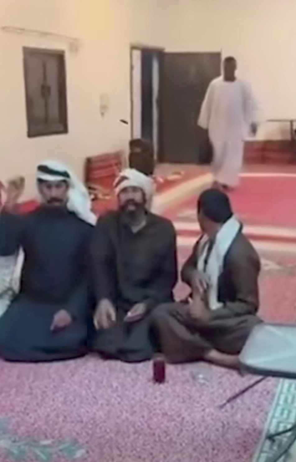 شاهد بالصورة والفيديو.. الجميع عانقه واحتفل به.. أسرة سعودية تستقبل عامل سوداني غاب عنهم لسنوات بفرحة هستيرية 10 482492550 9482730571794738 4158430950500738953 n