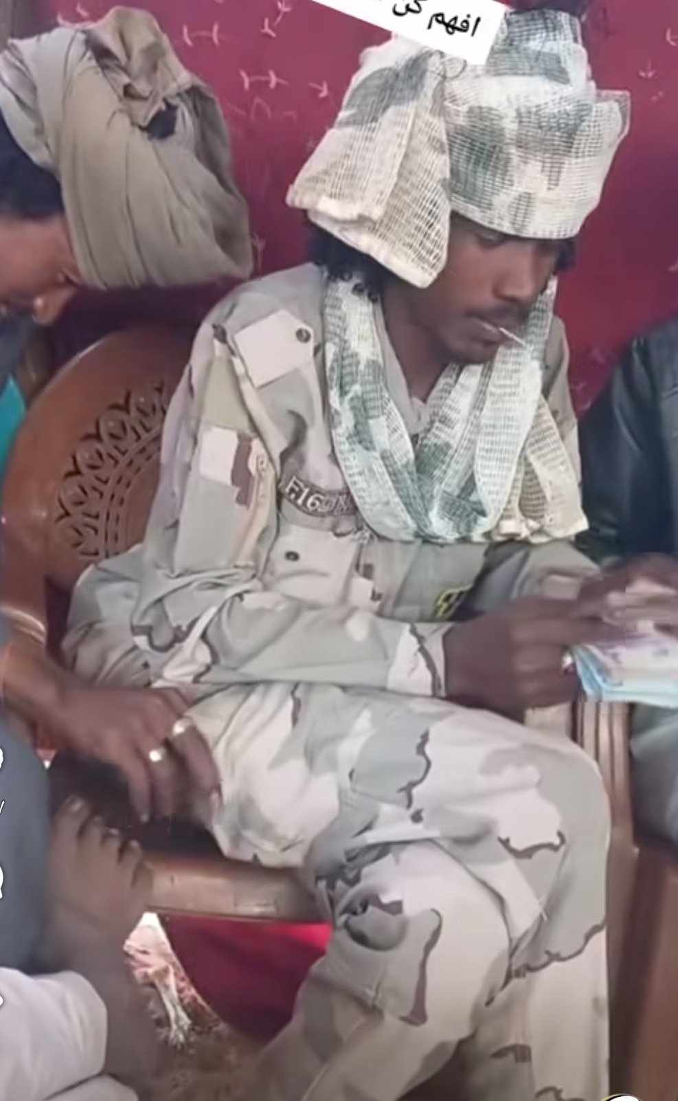 شاهد بالصورة والفيديو.. أحد أفراد الدعم السريع يقوم بــ(شفشفة) زميله وينكر فعلته والجمهور ينفجر بالضحكات 10 482499273 644092271564196 5357817750160823538 n