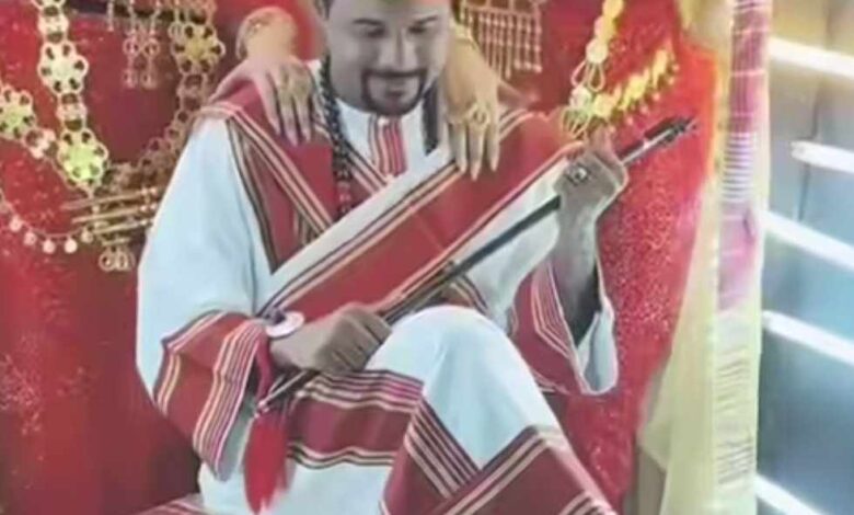 شاهد بالصورة والفيديو.. شاب سوداني يتزوج من جميلتين في ليلة واحدة ويقفن خلفه أثناء الجرتق.. ما هي الحقيقة؟ وما هي قصة الفيديو الذي نال شهرة واسعة؟ 1 482505377 1654212091858122 8163863000946911161 n