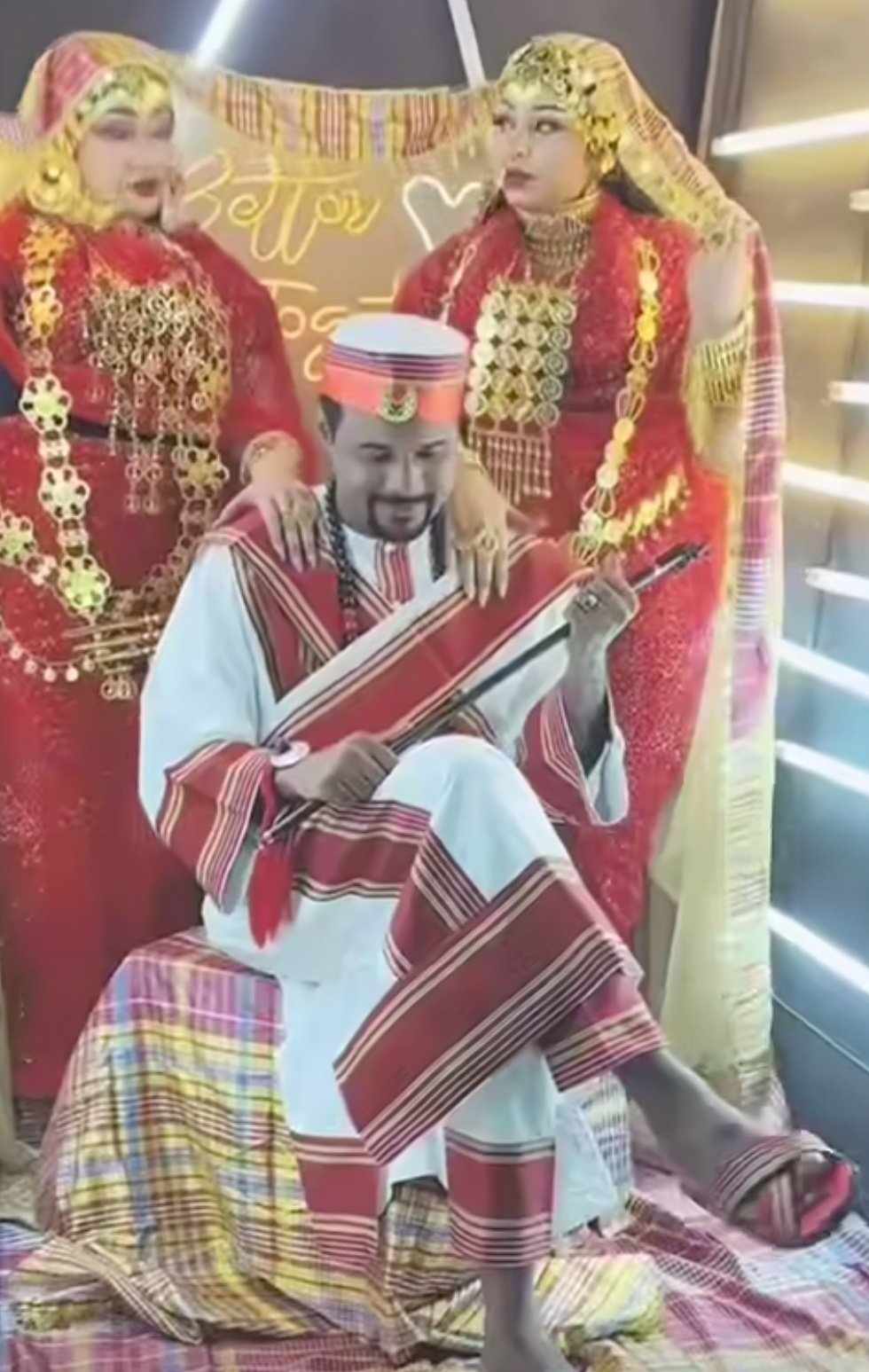 شاهد بالصورة والفيديو.. شاب سوداني يتزوج من جميلتين في ليلة واحدة ويقفن خلفه أثناء الجرتق.. ما هي الحقيقة؟ وما هي قصة الفيديو الذي نال شهرة واسعة؟ 10 482505377 1654212091858122 8163863000946911161 n