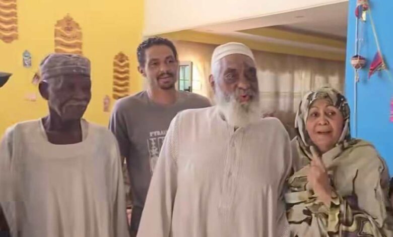 شاهد بالصورة والفيديو.. ظلت صابرة لعامين رغم الحرب.. سيدة سودانية تضرب أروع الأمثال وترفض مغادرة منزلها: (حارسين السودان وطننا وما بنمشي نازحين ولاجئين لبلد عشان يدونا فيها إقامة) 1 482727503 8919149758214372 2704867635454557108 n