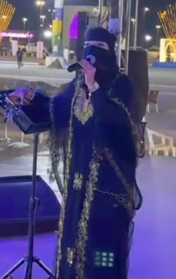 شاهد بالصورة والفيديو.. فنانة خليجية "منقبة" تغني الأغنية السودانية "الليلة بالليل نمشي شارع النيل" وتضيف لها أبيات من عندها (معزومة جبنة بي شيشة) 10 482839888 1778691832698192 5922878086672831488 n