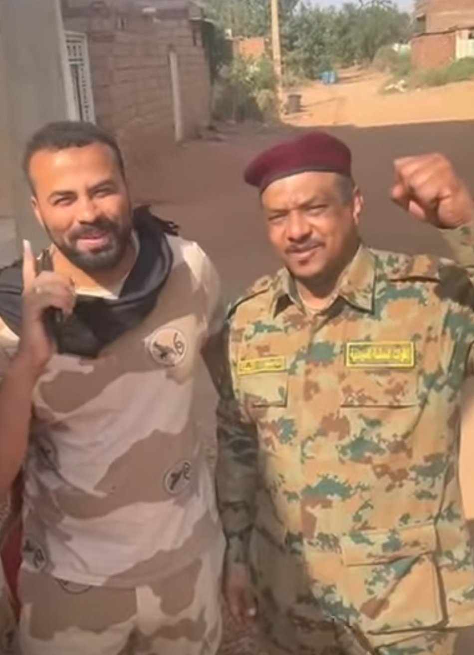 شاهد بالصورة والفيديو.. الفنان عاصم البنا يرتدي "الكاكي" ويتفقد مصابي (أبو طيرة فكاكين الحيرة) بأم درمان 10 482983651 1800132954111024 683199094761280778 n