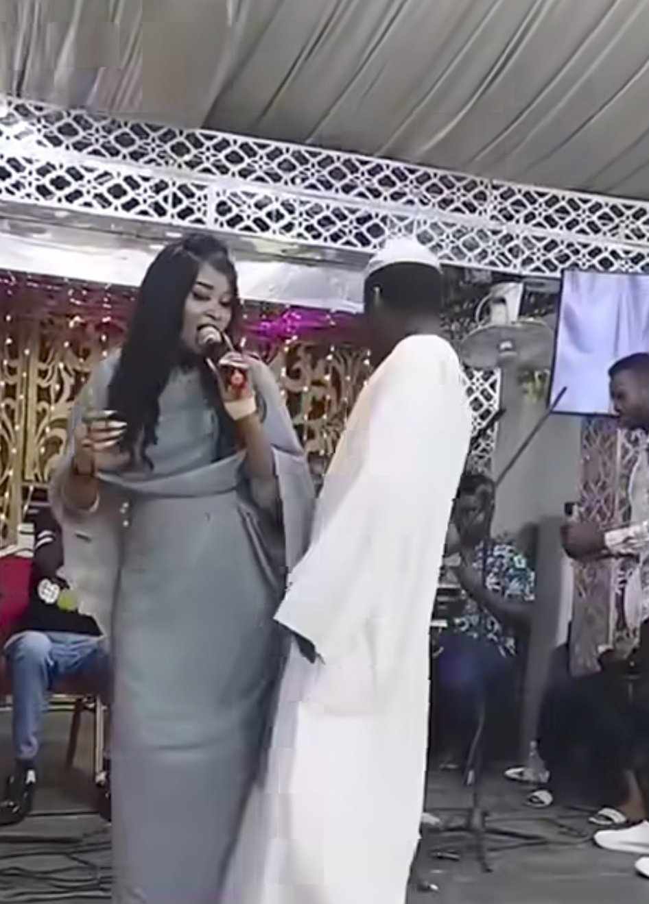 شاهد بالصورة والفيديو.. رجل سوداني يقتحم المسرح ويشارك مطربة الحفل الرقص المثير وساخرون: (عندك ظار ولا نفهم شنو وخسارة الجلابة والطاقية) 10 483498266 2397360913957403 565551886538892927 n 1