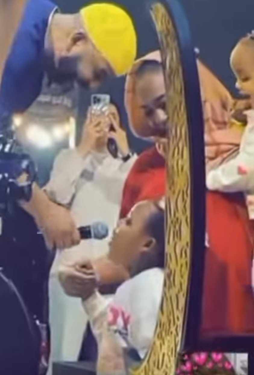 شاهد بالصورة والفيديو.. طفلة سودانية صغيرة تدهش الفنان أحمد محمد عوض والجمهور الحاضر بحفظها لكلمات أغنية "ظبية المسالمة" 10 485033662 1337520400900242 8120720279848961154 n