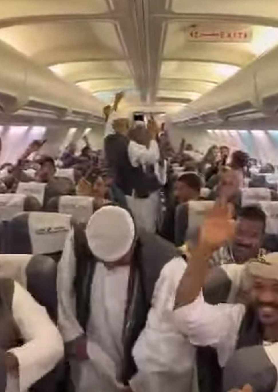 بالصورة والفيديو.. "رقص الرجال والنساء أطلقن الزغاريد".. شاهد احتفال وفرحة ركاب طائرة سودانية بعد سماعهم خبر تحرير الخرطوم 10 485269066 530488443304746 7991282385761229744 n