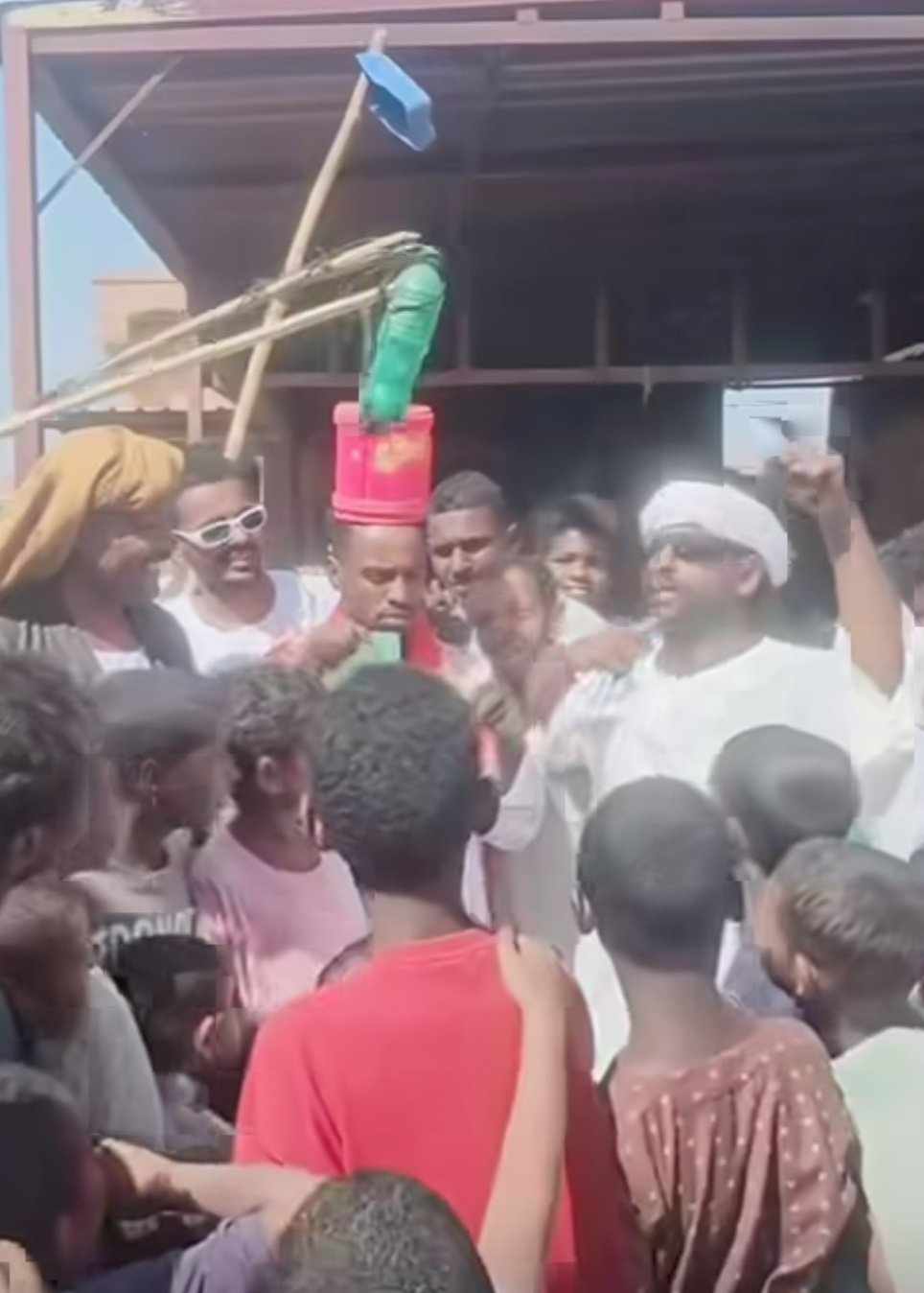 شاهد بالصورة والفيديو.. "العمدة" السوداني يقلد الممثل المصري محمد رمضان أثناء تقديمه هدايا "مدفع رمضان" بطريقة مضحكة 10 486030150 1768188533748293 3014212566043745676 n