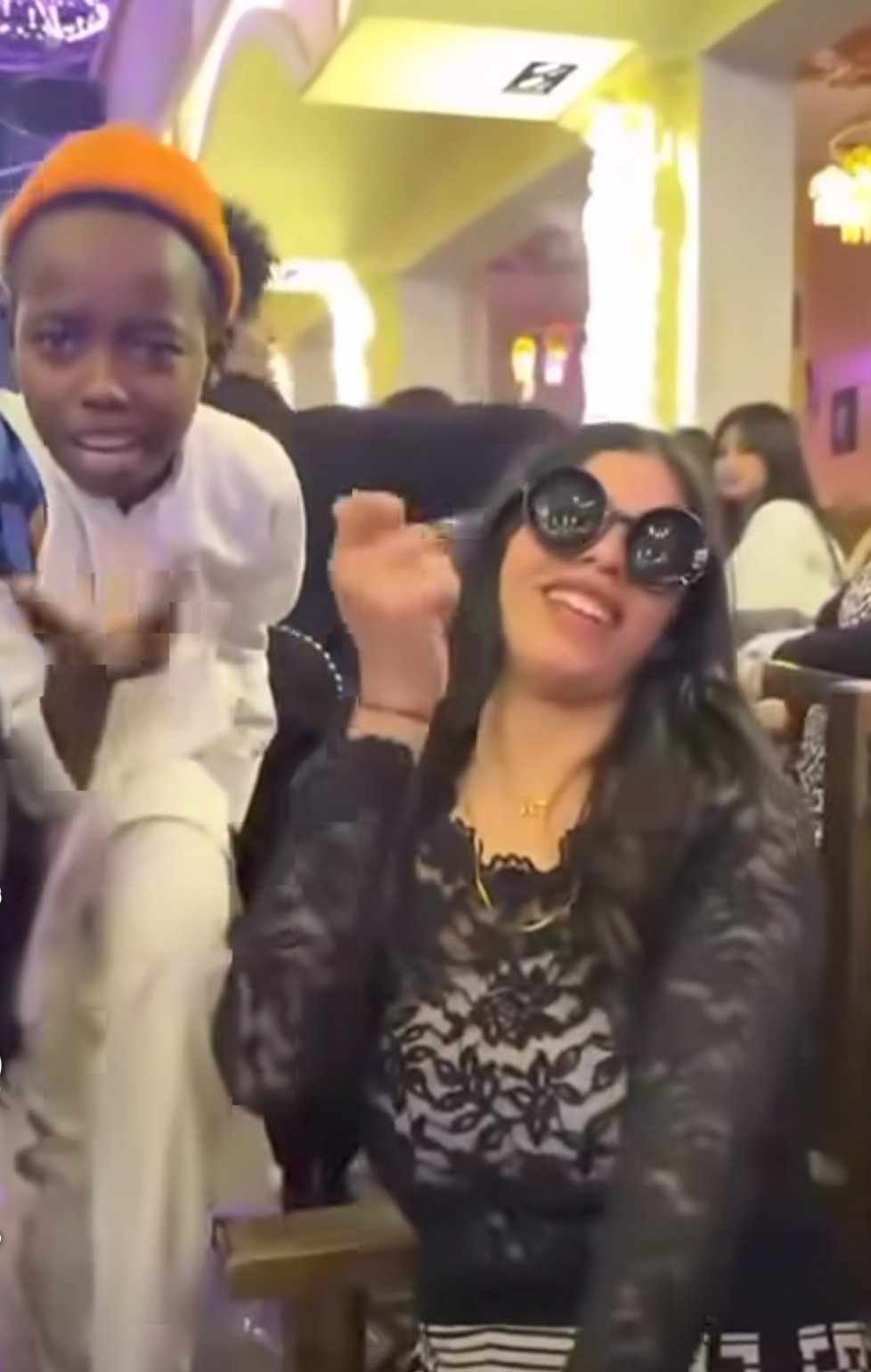 بالصورة والفيديو.. طفل سوداني يشارك حسناء مصرية وصلة رقص مثيرة على أنغام أغاني المهرجانات.. تعرف على التفاصيل!! 10 486330167 1151933159579103 7284491499066152593 n