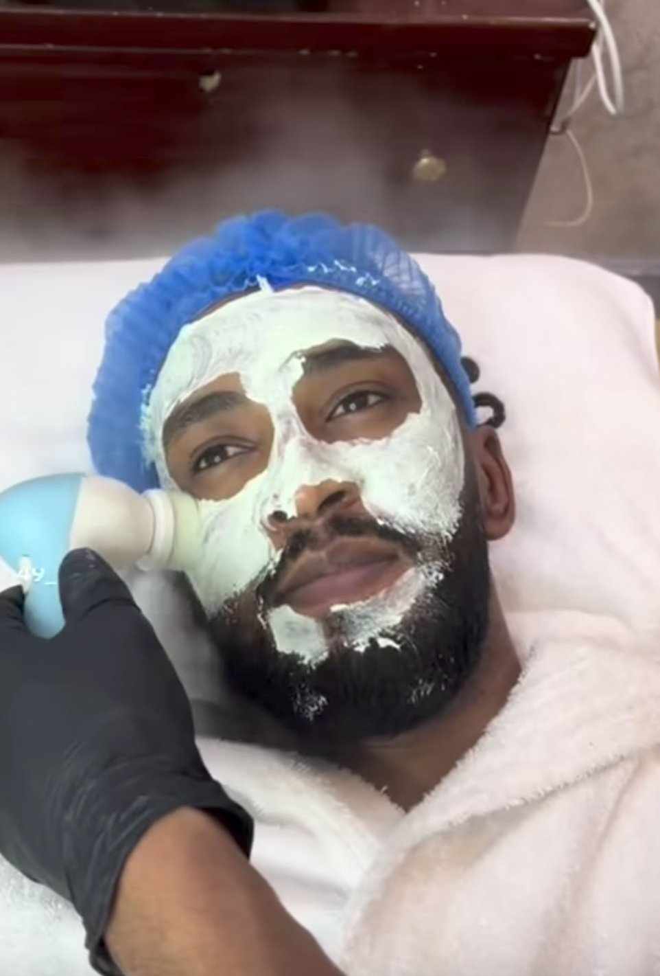 شاهد بالصورة والفيديو.. الفنان محمد بشير يستعد للموسم داخل إحدى صالونات التجميل والعناية بالبشرة بالقاهرة 10 486515884 1005503114331190 2330674213520908885 n