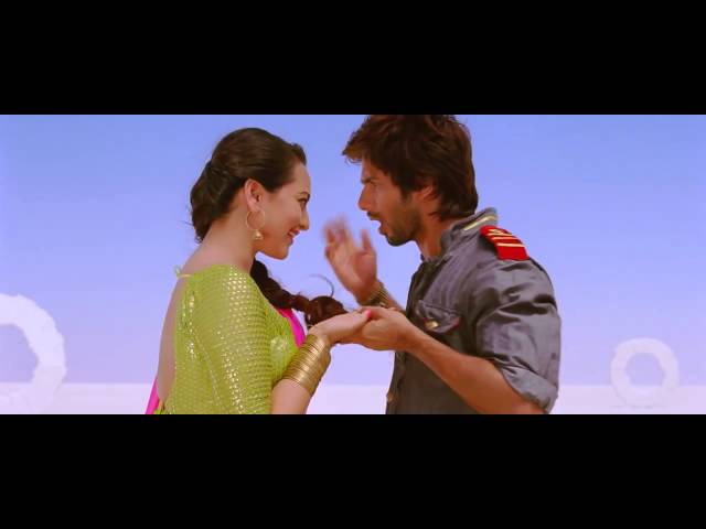 شاهد بالفيديو.. شاب سوداني يرد على استفزاز إحدى الفتيات ويغني أغنية "هندية" بطريقة رائعة 10 sddefault