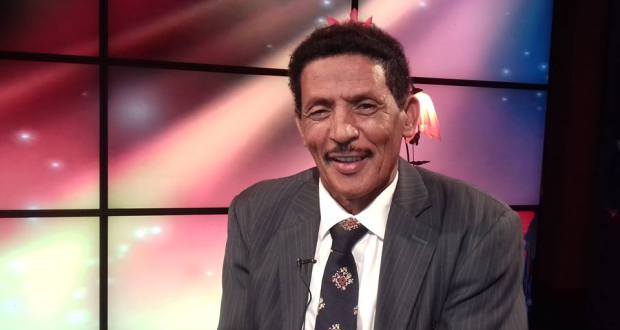 شاهد بالفيديو.. الفنان إسماعيل حسب الدائم يفاجئ طبيبه المصري.. يغني له داخل العيادة ويعرفه بنفسه وبشهرته في السودان 1 اسماعيل حسب الدائم