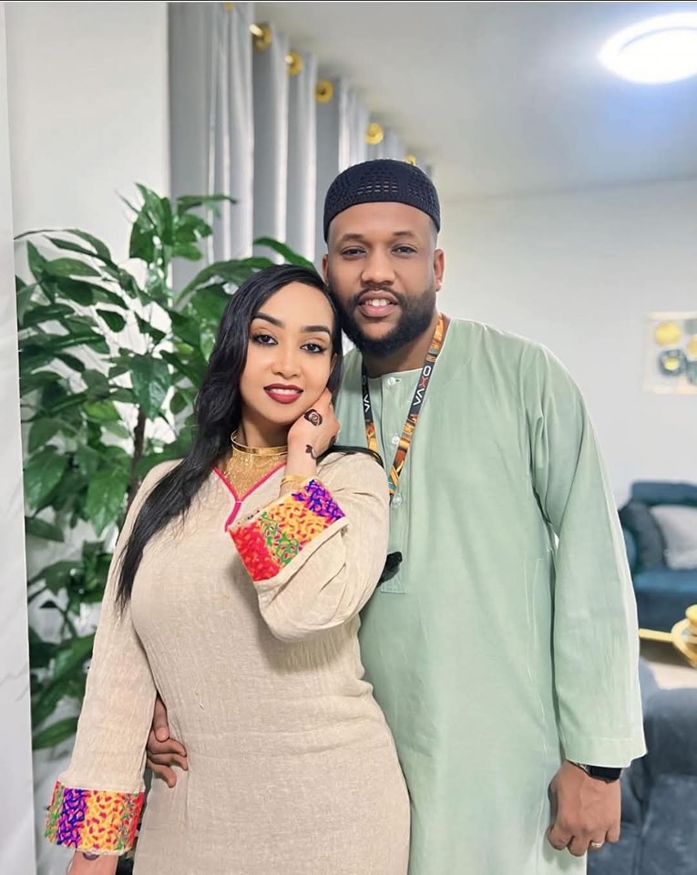 شاهد.. الفنانة ريماز ميرغني تشعل مواقع التواصل الإجتماعي بلقطة رومانسية مع زوجها في ليلة العيد وتقوم بحذفها بعد دقائق بسبب ردة فعل الجمهور 11 ريماز وزوجها