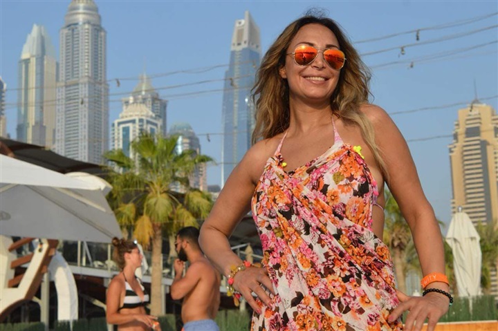 شاهد بالصورة والفيديو.. ممثلة مصرية معروفة ترقص وتهز بكتفها على أنغام أغنية الفنانة السودانية ندى القلعة (الجياشة جو وحرروا الخرطوم) 10 سهام جلال