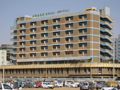 شاهد بالفيديو.. وسط ذهول واستغراب الجمهور.. عمارة "آراك" الشهيرة بالسوق العربي تحافظ على حالتها الطبيعية رغم احتراق ودمار جميع المباني التي من حولها 10 فندق اراك الخرطوم السوق العربي