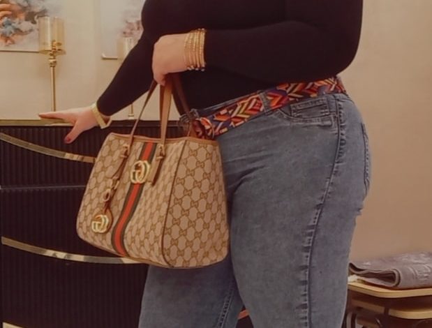 شاهد بالفيديو.. حسناء الفن السوداني تثير ضجة إسفيرية واسعة بعد استعراضها في المشي ببنطلون "جينز" ضيق ومحذق 10 مونيكا روبرت 619x470 1