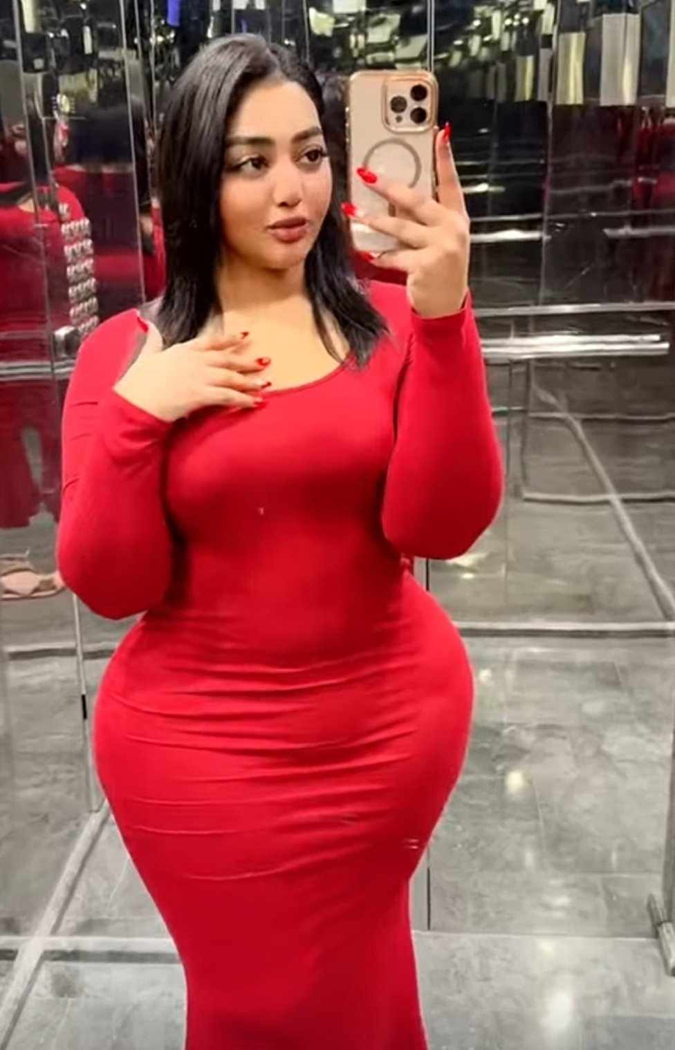 شاهد بالفيديو.. فتاة سودانية تكشف استعانة المودل المثيرة للجدل هديل إسماعيل بخبير تجميل من أجل إجراء "تركيب" في مناطق مثيرة من جسمها 10 هديل إسماعيل