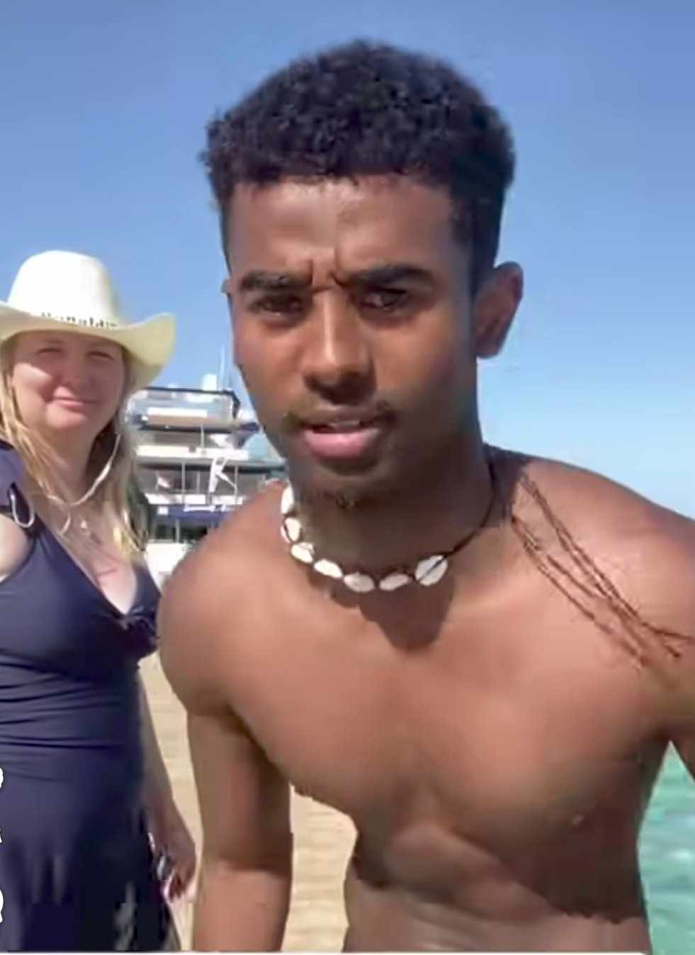 شاهد بالصورة والفيديو.. شاب سوداني مقيم بإحدى الدول الأوروبية يدخل في تحدي ويحمل سيدة "خواجية" على كتفه والأخيرة تتجاوب بالضحكات وتعترف بفوزه 10 484110007 659783166672808 7174710104730648088 n