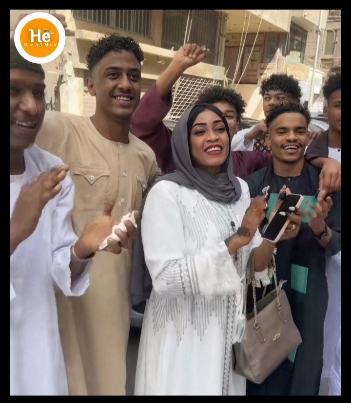 شاهد بالصورة والفيديو.. في صباح يوم العيد.. شباب سودانيون يحاصرون الفنانة مروة الدولية بأحد شوارع القاهرة والمطربة تلبي طلبهم وتغني لهم (جلابية مجيهة ومكوية) 10 488613625 647894678227629 7239620113331775751 n 1
