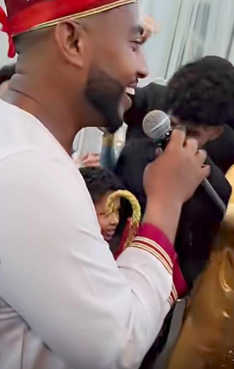 شاهد بالصورة والفيديو.. عريس سوداني يفاجئ عروسته ويغني لها أثناء "الجرتق": (أحلى منك قايلة بلقى؟) والجنس اللطيف يقتحم التعليقات: (العريس الرومانسي رزق) 10 488853516 1179869357061108 5238966096813275495 n