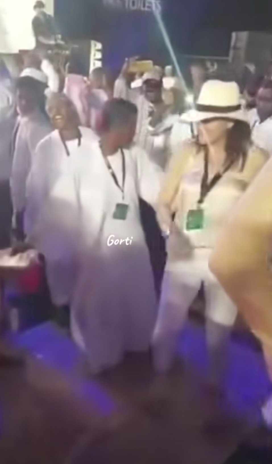 شاهد بالصورة والفيديو.. رجل سوداني يدخل في وصلة رقص فاضحة مع "خواجية" حسناء بالشارع العام والجمهور: (عاوز سوط عنج والجنقو مشوهين سمعة السودانيين) 10 489098397 1747434299541891 4967993855773377910 n