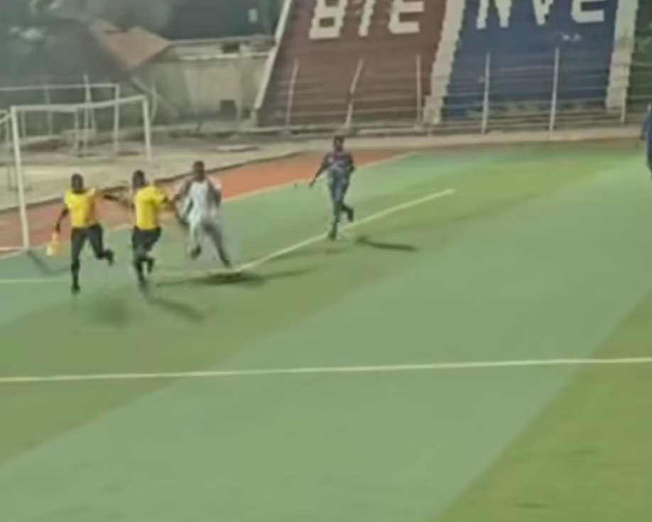 شاهد بالصورة والفيديو.. في لقطة كوميدية.. مشجع سوداني يطارد حكام إحدى المباريات داخل الإستاد ويجري خلفهم ورجل شرطة يتدخل وينقذ الموقف في اللحظة الأخيرة وساخرون: (جنون الليغا السودانية) 10 489197378 4032243970425920 1946721169634372696 n