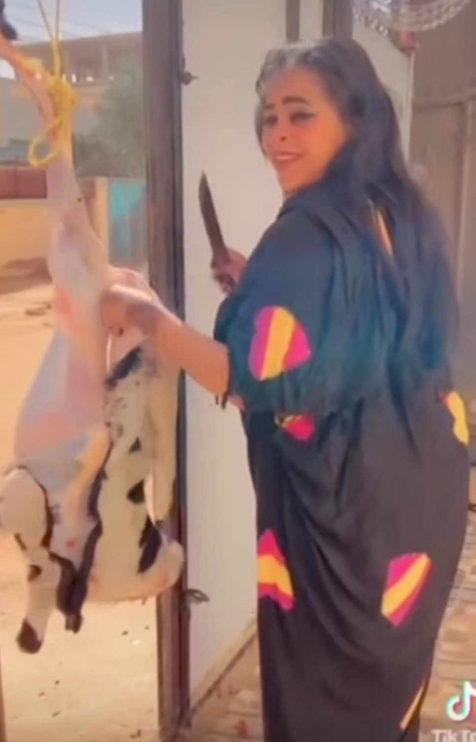 شاهد بالصورة والفيديو.. الفنانة السودانية منال البدري تظهر مهارة فائقة في "سلخ" الخروف وتصيب الجمهور بالدهشة 10 489928015 1380487552972878 1955969732658707707 n