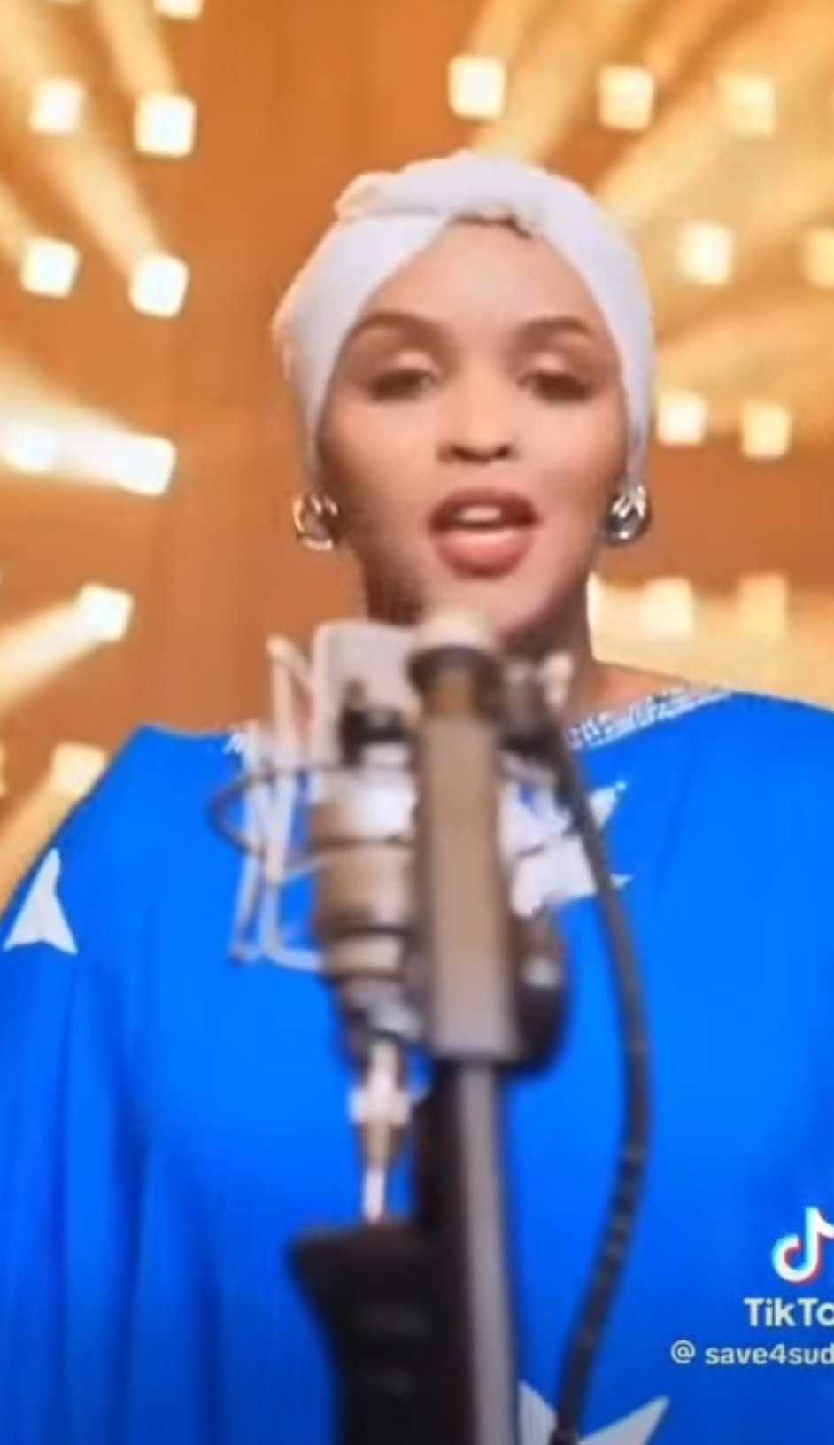 شاهد بالصورة والفيديو.. فتاة "صومالية" تشعل ثورة من الغضب على مواقع التواصل بالسودان بعد تعديلها كلمات أغنية (خطواتها وهي بتعدي) ونسبها لوطنها 10 490998499 2836635606497864 5776628344452142484 n