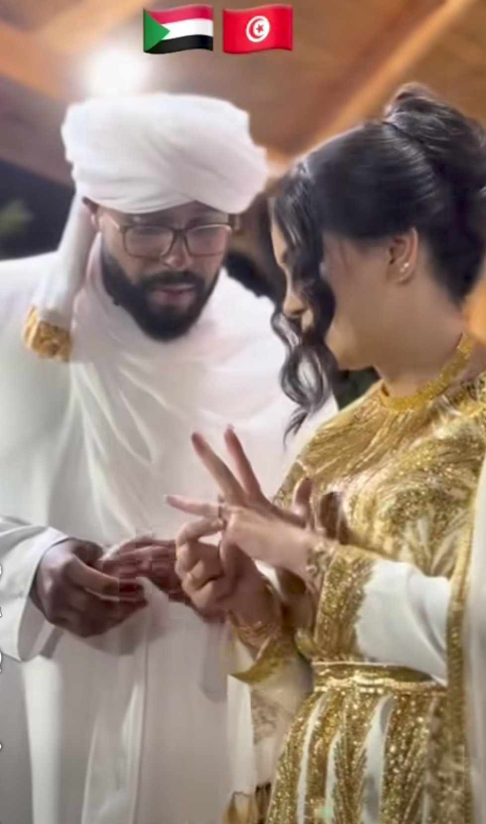 شاهد بالصورة والفيديو.. شاب "سوداني" يتزوج من حسناء "تركية" ويصيب الجنس اللطيف بالحسرة: (الأجانب شفشفوا أولادنا كلهم تاني نحنا البعرسنا منو؟) 10 491277706 1338236740566082 5807262842864359047 n