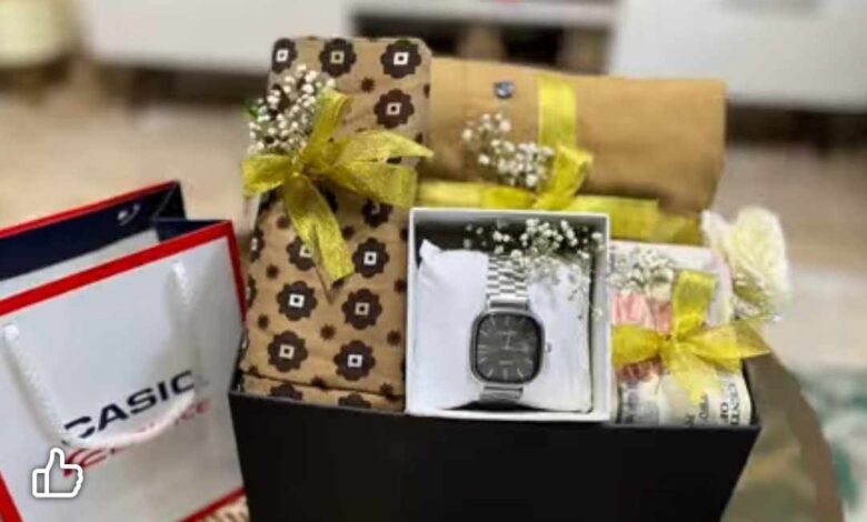 شاهد بالفيديو.. في لقطة فريدة من نوعها.. فتاة سودانية تهدي صديقها طقم "جلابية" و"ساعة" ماركة ومبلغ 20 ألف جنيه مصري بعد مروره بأزمة نفسية نتيجة انفصاله عن حبيبته وساخرون: (دي مراحل الشلب الأولى) 1 494359202 1336361154140992 2623657339799646287 n