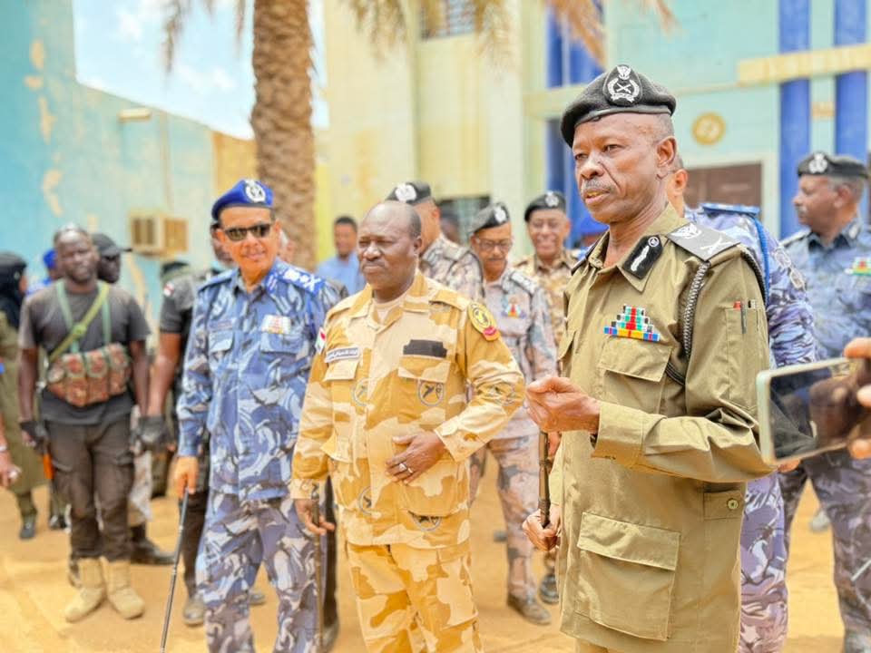 وزير الداخلية يتفقد رئاسة قوات حماية الحياة البرية بالخرطوم 10 FB IMG 1745062387971