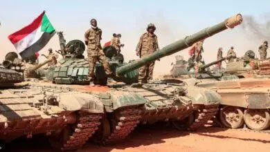 بالفيديو.. شاهد لحظة قصف الجيش لسيارات تابعة للدعم السريع بغرب دارفور وأحد أفراد المليشيا يوثق المشهد ويظهر حالة الرعب التي أصابت الجنود 3 الجيش