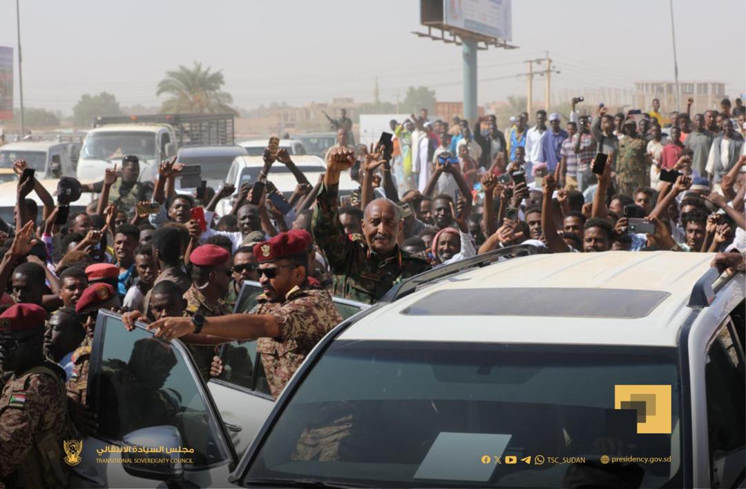 شاهد بالفيديو.. "البرهان" يفاجئ تجار بورتسودان ويتجول في سوق المواشي وسط المواطنين والجمهور: (الكاهن اشترى الضحية) 10 البرهان1