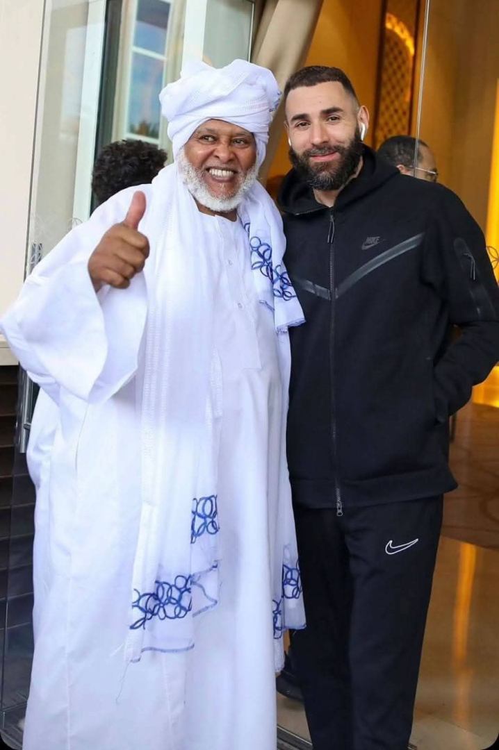 شاهد بالفيديو.. بعد الفوز بكأس الملك.. العم كمال السوداني يحتفل مع لاعب الإتحاد السعودي بالرقص على الطريقة السودانية داخل أرضية الملعب 10 كمال الدولي