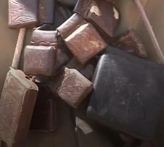 شاهد بالفيديو.. جنود بالجيش يحاصرون شيخ كان يزعم بعمل "حجاب" واقي من الرصاص لأفراد بالدعم السريع ويشترطون عليه إطلاق النار عليه للتأكد والشيخ يرفض ويترجاهم ويعترف بأنه دجال وكاذب 1 2023 4 18 16 27 30 12