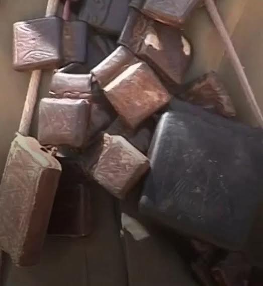 شاهد بالفيديو.. جنود بالجيش يحاصرون شيخ كان يزعم بعمل "حجاب" واقي من الرصاص لأفراد بالدعم السريع ويشترطون عليه إطلاق النار عليه للتأكد والشيخ يرفض ويترجاهم ويعترف بأنه دجال وكاذب 10 2023 4 18 16 27 30 12