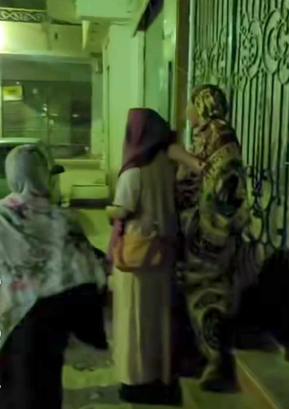 شاهد بالصورة والفيديو.. نساء سودانيات بالقاهرة يهربن من داخل "الشقق" وينزلن الشارع العام خوفاً من "الزلزال" وساخرون: (جنقو مصر حيرتونا) 10 494357075 925779132922593 3358412363732305839 n