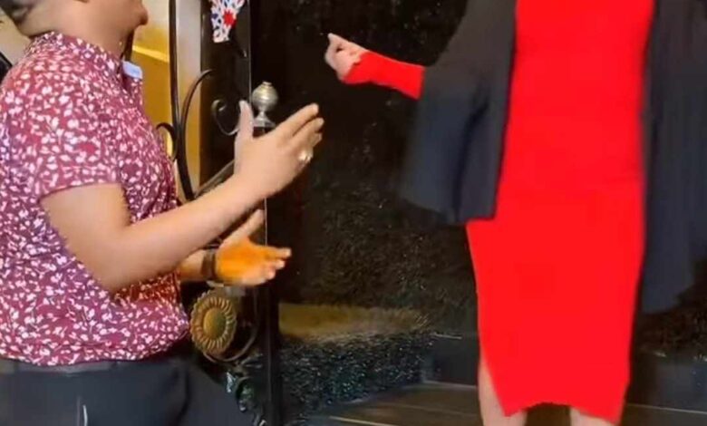 شاهد بالصورة والفيديو.. مودل سودانية تثير سخرية الجمهور بعد ظهورها بأزياء مثيرة للجدل في "كليب" مع مطرب معروف بالقاهرة 1 494357373 1380748009729228 6980401003249655274 n