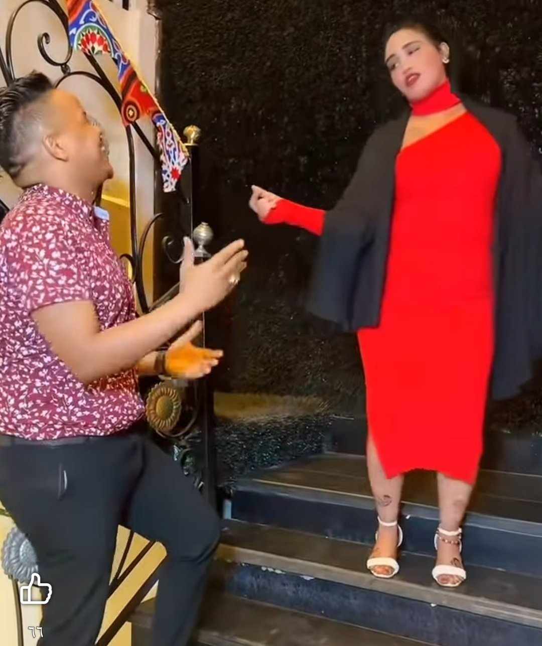 شاهد بالصورة والفيديو.. مودل سودانية تثير سخرية الجمهور بعد ظهورها بأزياء مثيرة للجدل في "كليب" مع مطرب معروف بالقاهرة 10 494357373 1380748009729228 6980401003249655274 n