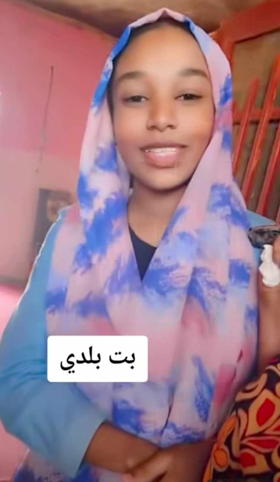 شاهد بالصورة والفيديو.. وسط سخرية الجمهور.. خبيرة تجميل سودانية تكرم صاحبة المركز الأول في امتحانات الشهادة بجلسة "مكياج" 10 494357480 1428280008483700 2041321410375323382 n