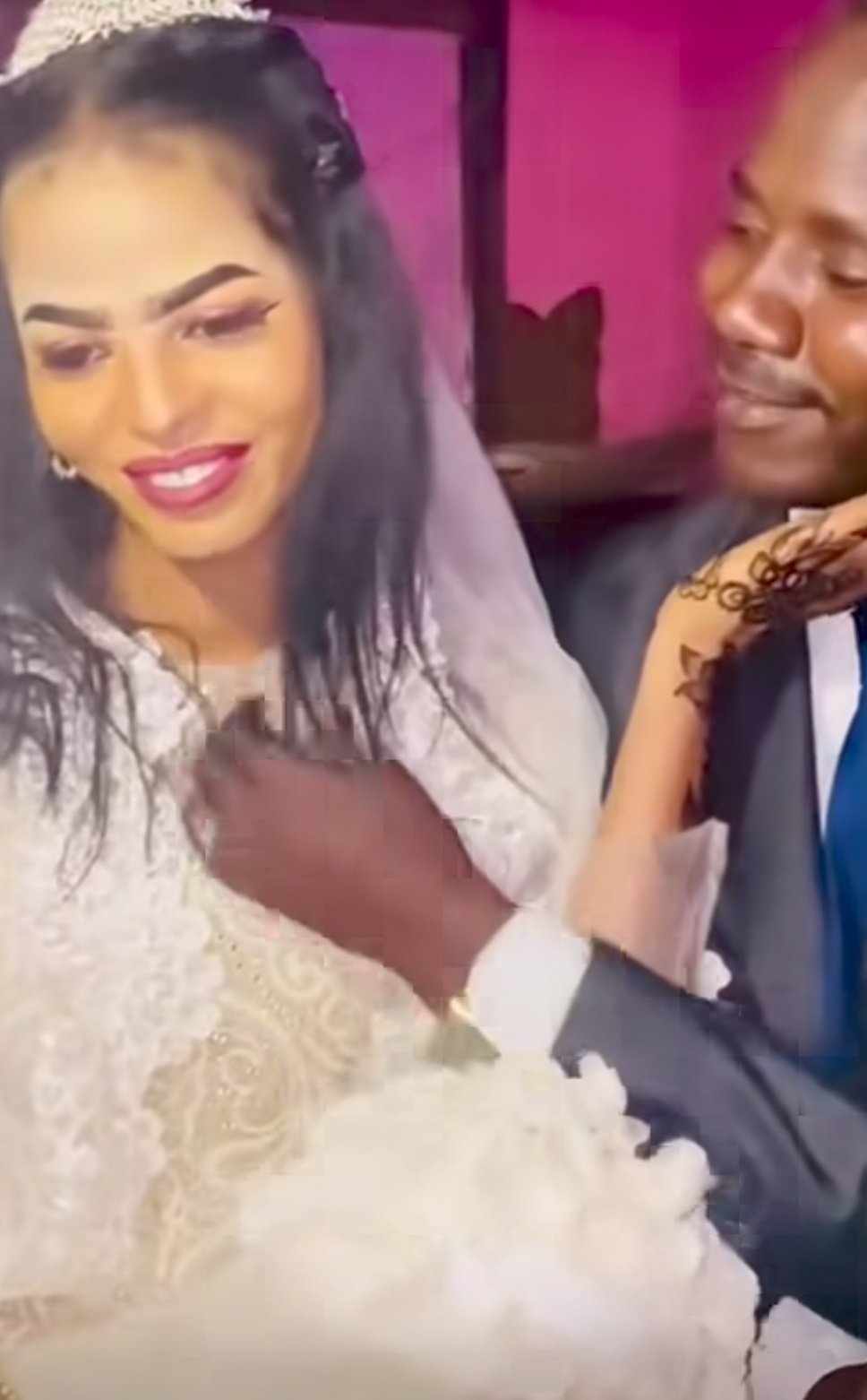 شاهد بالصورة والفيديو.. خجل وحياء عروس سودانية من عريسها في ليلة زفافهما يثير اهتمام جمهور مواقع التواصل 10 494357492 1041486798116280 562566754585908973 n 1